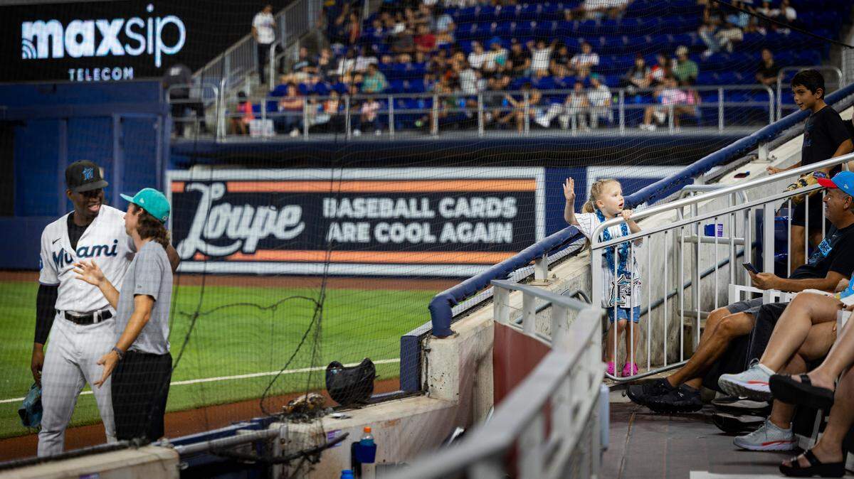 Una niña intenta llamar la atención del jardinero derecho de los Miami Marlins, Jesús Sánchez (7), durante la sexta entrada de un partido de béisbol, el domingo 24 de septiembre de 2023, en el loanDepot Park de Miami.