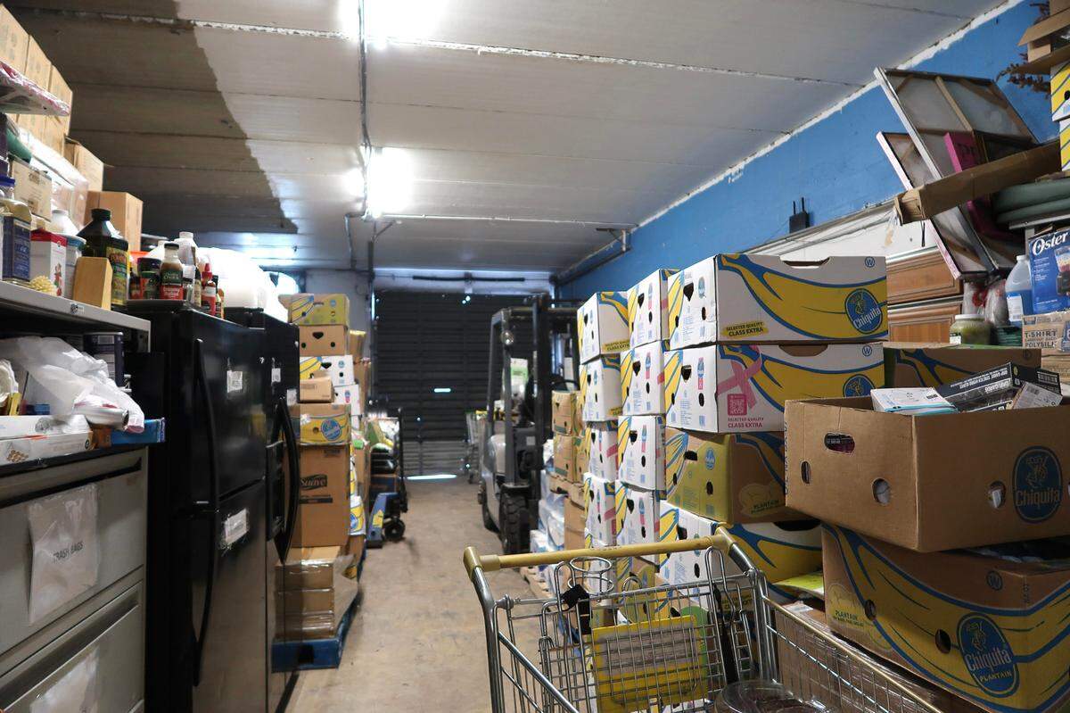 Almacén del banco de alimentos Curley's House, con provisiones de carnes, frutas y verduras frescas para la comunidad, el 8 de noviembre.