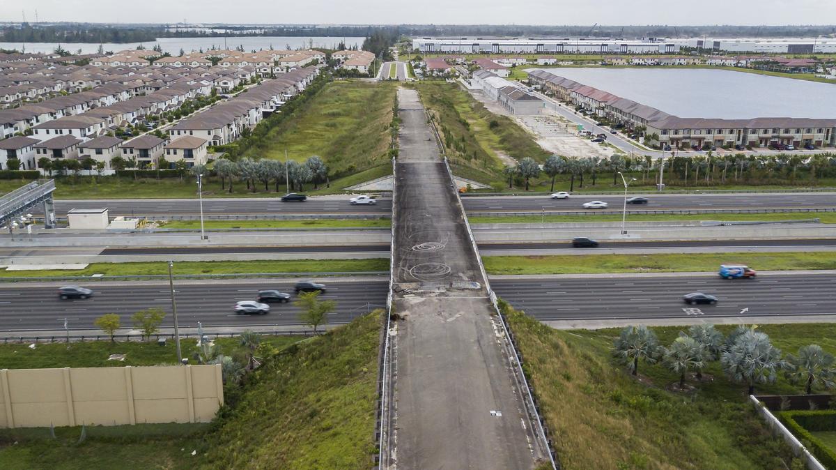 An aerial view of a closed bridge on Northwest 154th Street linking Hialeah to Miami Lakes, one of two I-75 overpasses that Hialeah wants open after decades of being closed. Miami Lakes is fighting to keep them closed, and on Oct. 3, 2019, sued Miami-Dade to block roadwork needed to open the overpass at Northwest 170th Street.