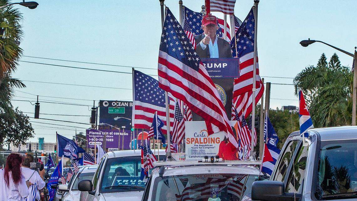 Decenas de autos participan en una caravana en contra del comunismo y a favor del presidente Donald Trump, el 10 de octubre de 2020 en Miami, Florida.