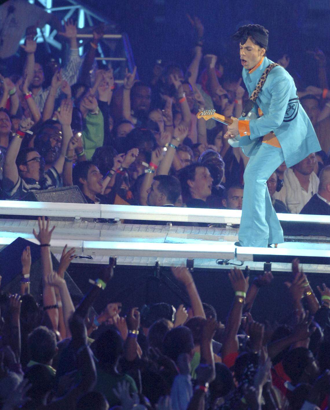 2/4/07 - WALTER MICHOT / MIAMI HERALD STAFF - Super Bowl XLI Chicago Bears vs. Indianapolis Colts Sunday, Feb. 4, 2007, at Dolphin Stadium in Miami. Prince performs during half time. WALTER MICHOT / MIAMI HERALD STAFF
