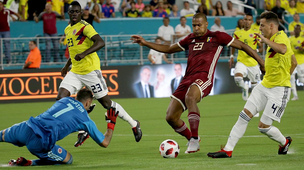 El portero de Colombia David Ospina le quita de los pies un balón al delantero de Venezuela José Salomón Rondón al inicio del partido de este viernes 7 de septiembre en el Hard Rock Stadium, de Miami Garden.