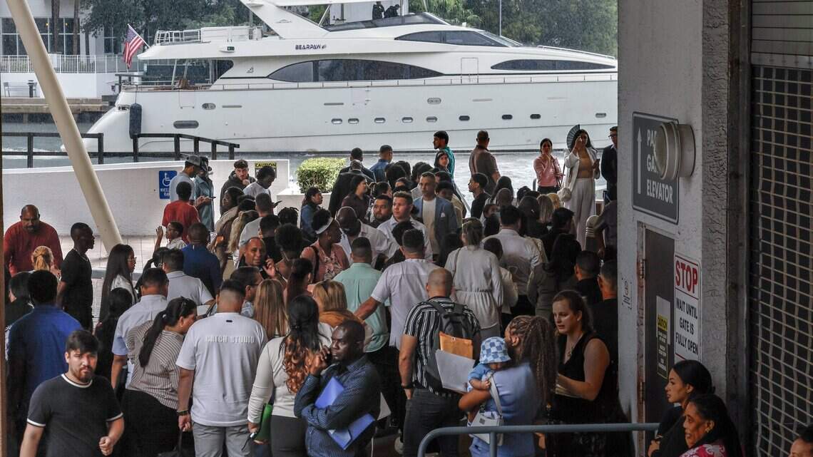 Inmigrantes enfrentan temporales y largas esperas en tribunal de Miami