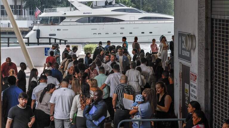 Inmigrantes enfrentan temporales y largas esperas en tribunal de Miami