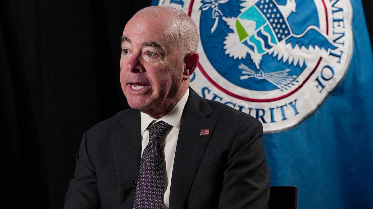 El secretario de Seguridad Nacional, Alejandro Mayorkas, habla durante una entrevista con McClatchy y el Miami Herald en la sede del DHS en Washington DC, el jueves 4 de abril de 2024.