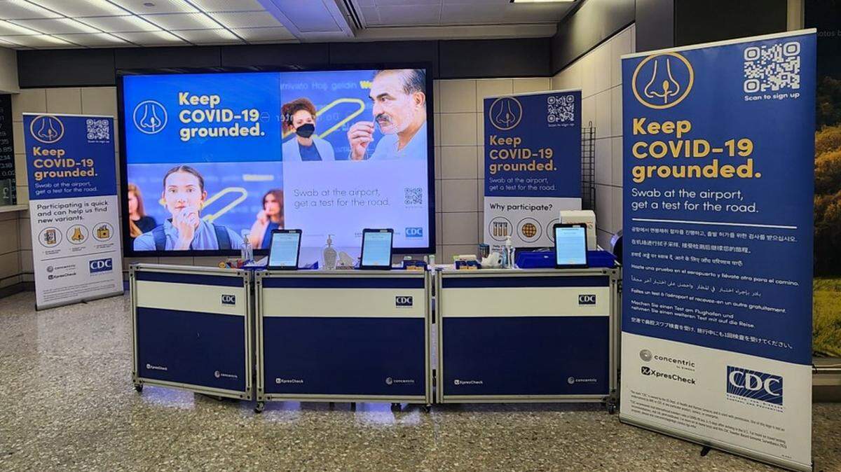 Algunos viajeros procedentes de otros países que vuelan al Aeropuerto Internacional Washington Dulles pueden someterse a la prueba del COVID y otras enfermedades en el marco del programa de secuenciación genómica en viajes de los Centros para el Control y la Prevención de Enfermedades de EEUU (CDC).