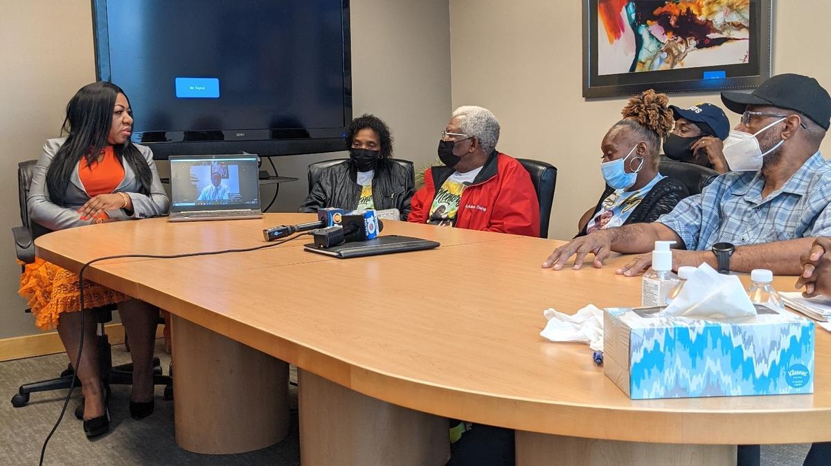 Los familiares de Antwon Cooper hablaron con vehemencia en una visita el viernes a la oficina de su abogado en Brickell, sobre su muerte de un balazo el 8 de marzo a manos de un policía de Miami.