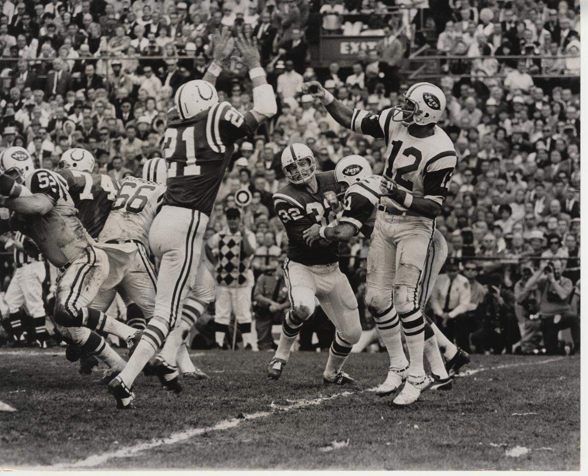 Joe Namath ignores onrushing Colts in ’69 Super Bowl in Miami.
