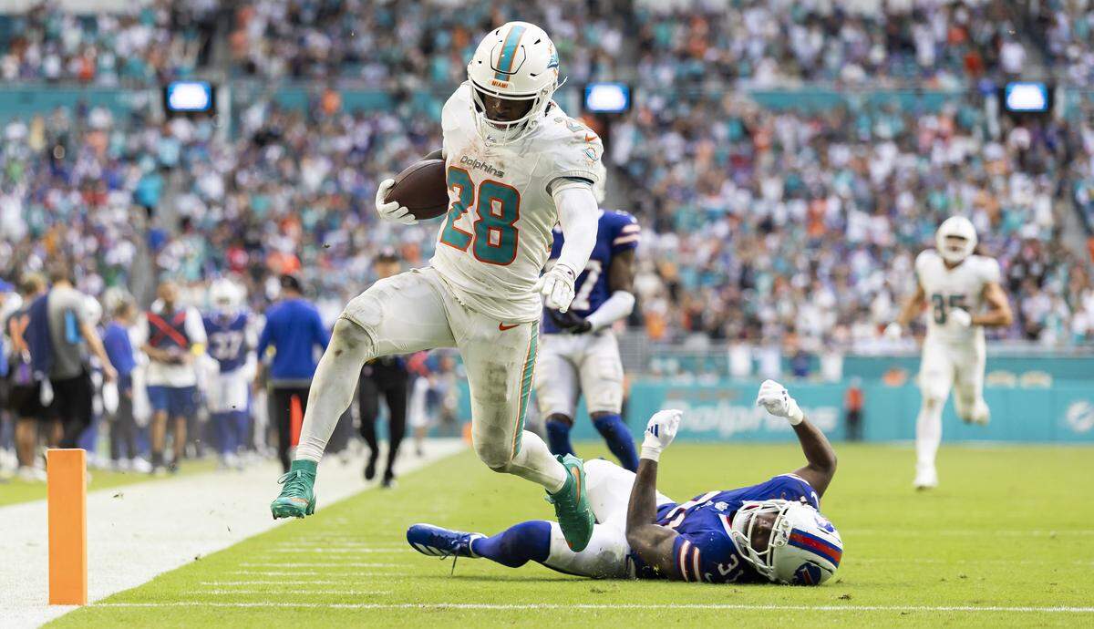 Miami Dolphins running back De'Von Achane (28) scores a touchdown against the Buffalo Bills in the second half of their NFL game at Hard Rock Stadium on Sunday, Nov. 9, 2025, in Miami Gardens, Fla.