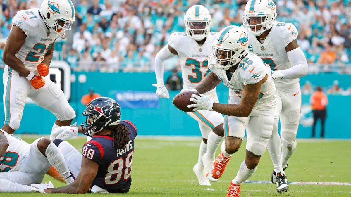 Miami Dolphins cornerback Xavien Howard (25) picks up a fumble by Houston Texans tight end Jordan Akins (88) in the second quarter at Hard Rock Stadium in Miami Gardens on Sunday, November 27, 2022.