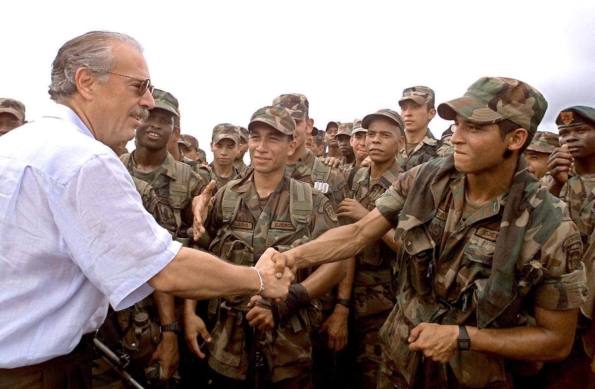 Colombian President Andrés Pastrana (L) salutes members of Colombian Army at El Caraño airport in Quibdo, Colombia, 05 May 2002. Pastrana visited Cuba with Epstein and met Fidel Castro. (Photo by LUIS ACOSTA/AFP via Getty Images)