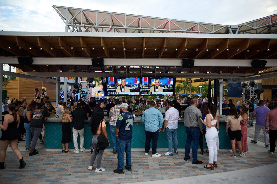One of the outdoor bars on Vivo Plaza.
