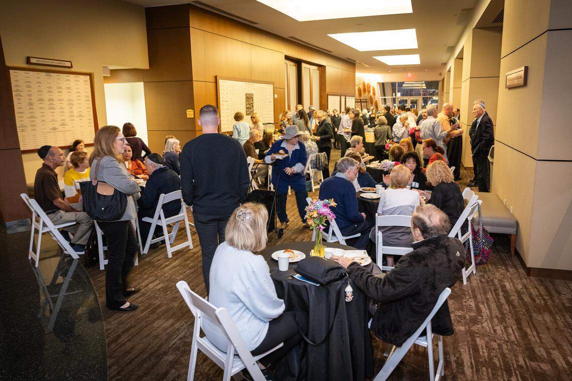 Pinecrest synagogue Temple Beth Am has about 2,000 members.
