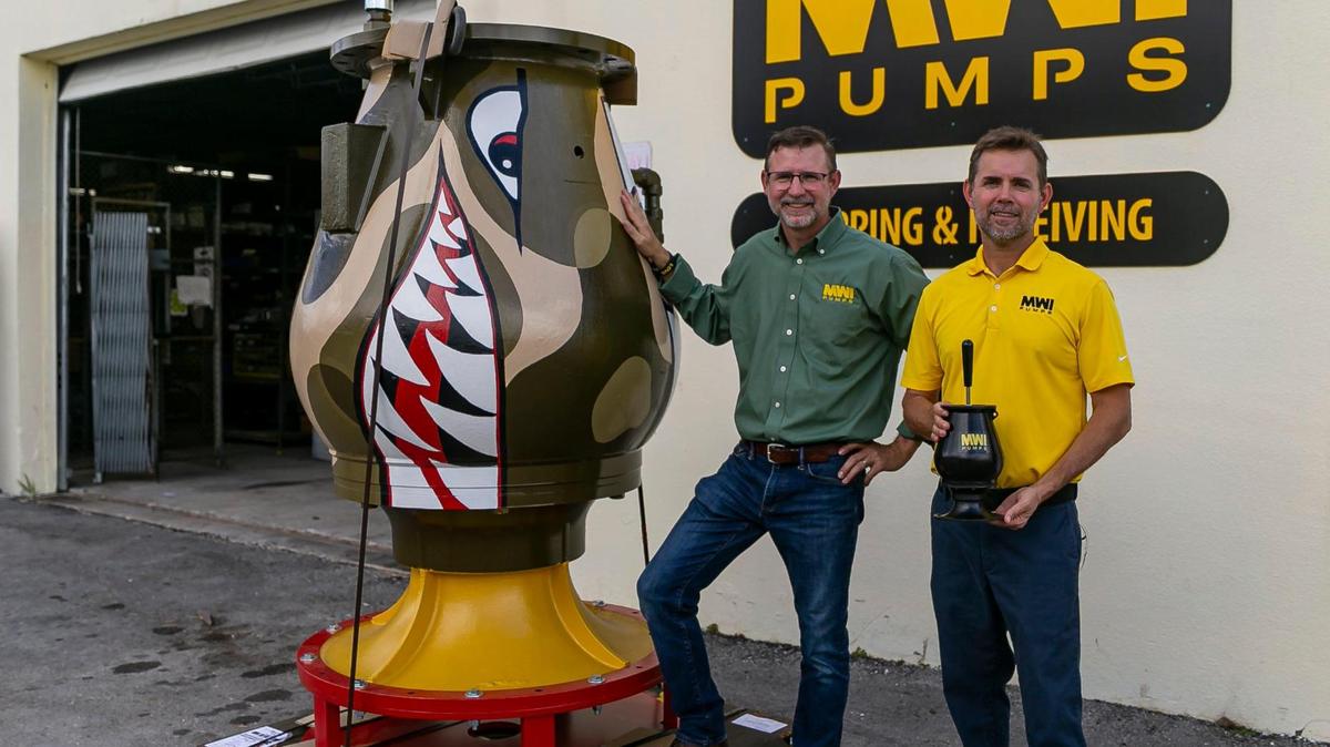 De izquierda a derecha: El presidente de MWI Pumps, Dana Eller, y el vicepresidente, Daren Eller, posan junto a una bomba de agua en su sede corporativa el miércoles 2 de noviembre de 2022, en Deerfield Beach, Florida.
