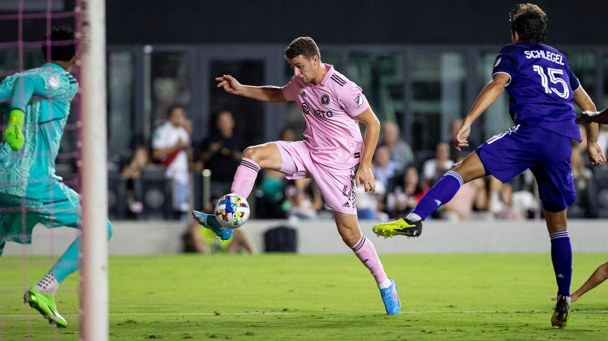 El defensor del Inter Miami Christopher McVey (centro) dispara contra el portero de Orlando City Pedro Gallese, en la primera mitad del partido de la MLS, celebrado el 5 de octubre de 2022 en Fort Lauderdale, Florida.