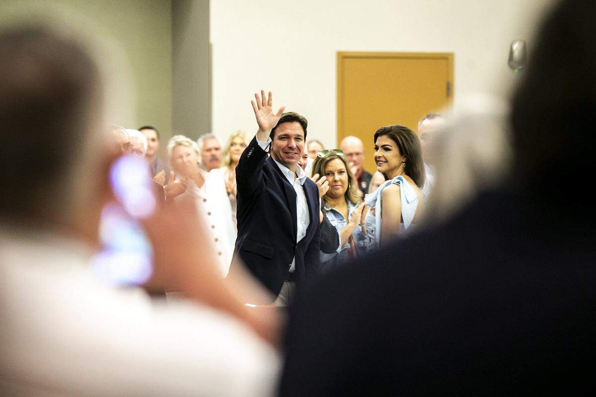 El gobernador  Ron DeSantis y su esposa, Casey DeSantis son reconocidos por la multitud durante una recepción del Partido Republicano de Iowa, el sábado 13 de mayo de 2023, en The Hotel at Kirkwood Center, en Cedar Rapids, Iowa. Joseph Cress-USA TODAY NETWORK .