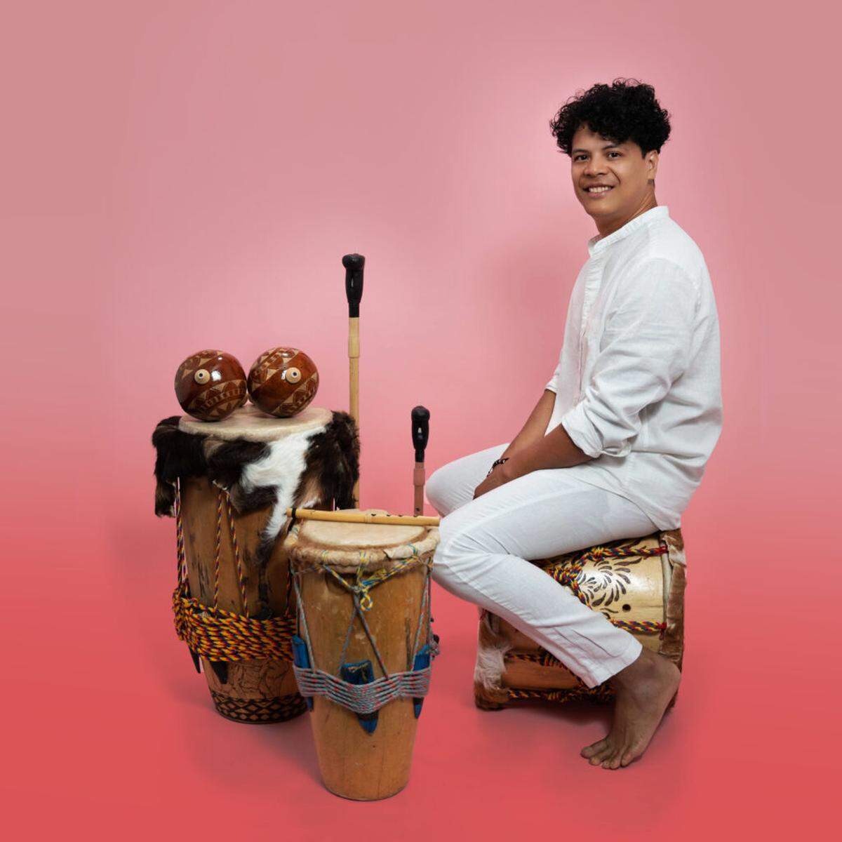 Colombian percussionist and gaita player Tato Marenco brings to the “Saideira Social” the grooves of Afro-Colombian bullerengue and echoes of the fabled Carnival of Barranquilla, Colombia.