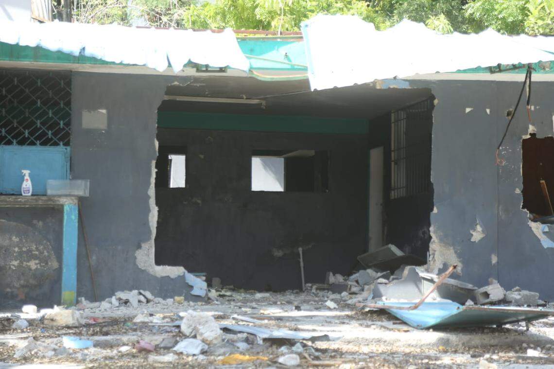 One of many buildings and private homes that have been destroyed in the center of Port-au-Prince by members of the Viv Ansanm gang coalition. On Wednesday, August 27, 2025, Jimmy “Barbecue” Chérizier announced in a video posted on social media that displaced residents of Delmas 30, Solino, Christ Roi and Nazon can return home.