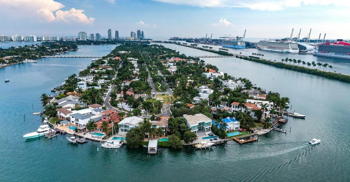 El extremo oeste de Palm Island, una isla artificial en la Bahía de Biscayne que se terminó de construir en 1922 y que ahora forma parte de Miami Beach. Para los urbanistas, la sustitución de las casas más antiguas, aunque en algunos casos no es deseable, marca una evolución natural en los gustos arquitectónicos y la escala.