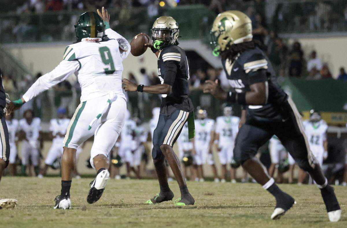 Immaculata-La Salle High Schooll quarterback Nate Merrell Jr. (10) sets up to pass during the football game against Mater Academy at Immaculata-La Salle High School in Miami, FL, on Friday, October 24, 2025.