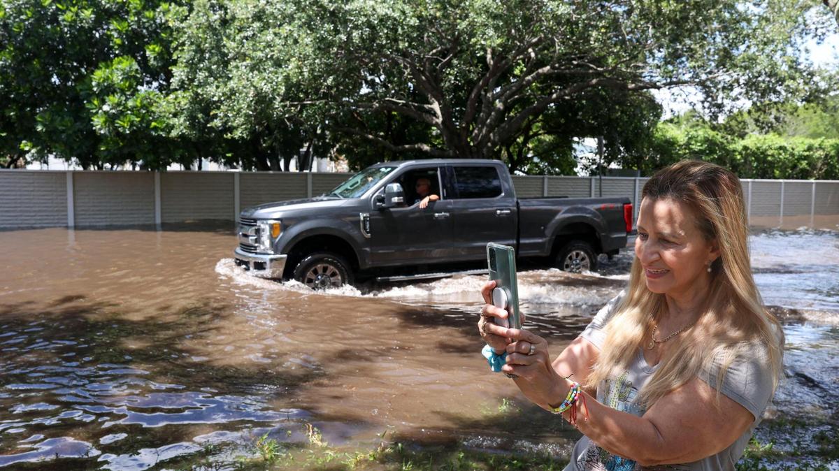 Zoara Guzmán, vecino de Cutler Bay, habla con su familia el 7 de junio de 2022, después de las tormentas del fin de semana.