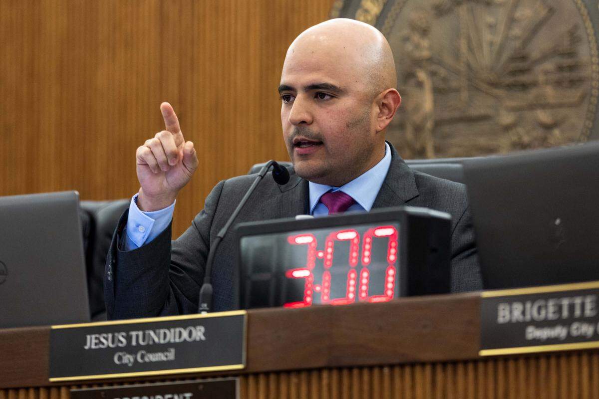 Concejal Jesús Tundidor durante una reunión del concejo