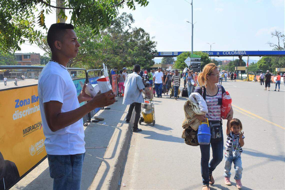 Rey Peña vende medicamentos contra la hipertensión y píldoras anticonceptivas a los venezolanos que regresan a su país desde Cúcuta, Colombia.