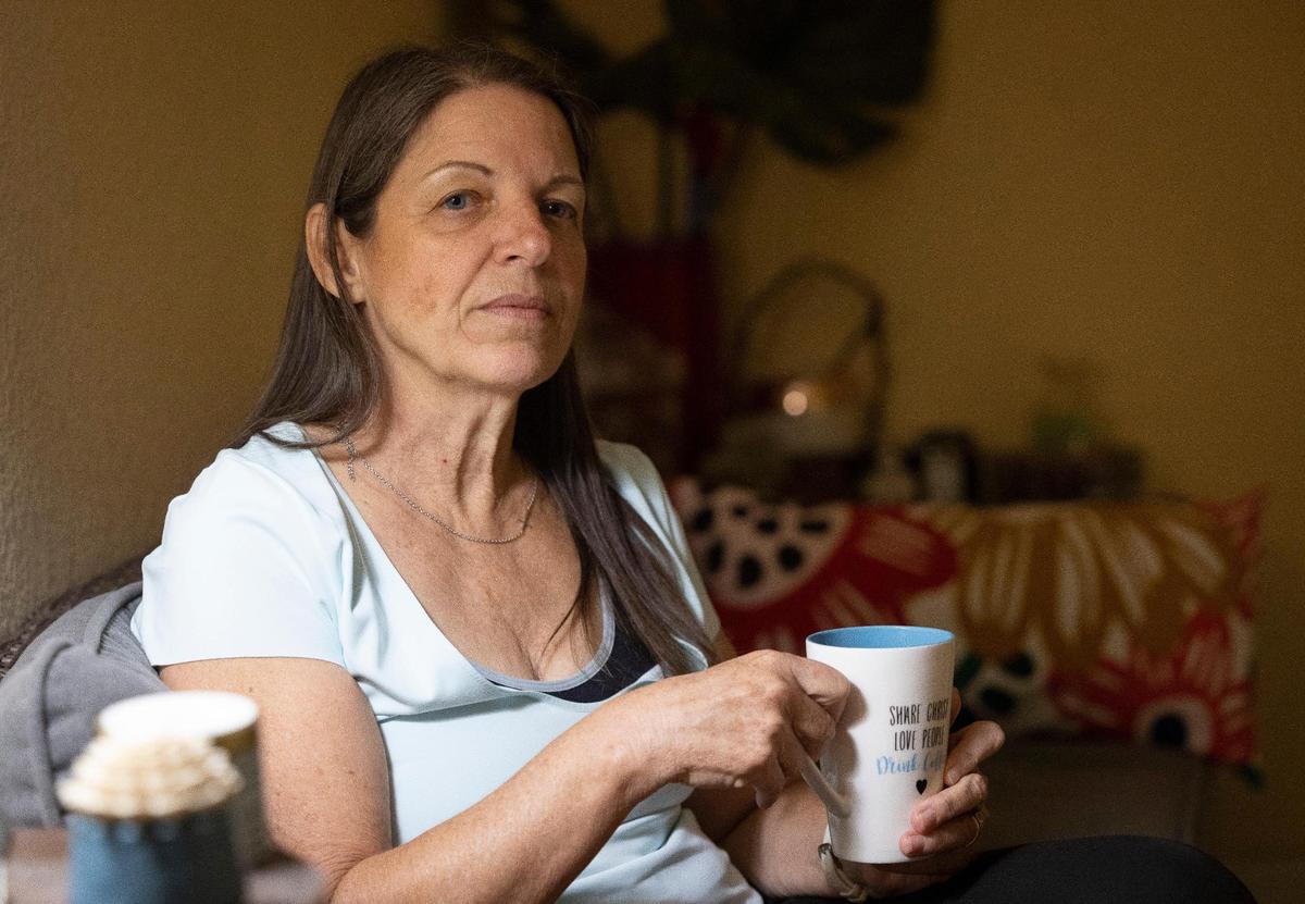 Isabel Toca, sobreviviente de cáncer de mama, hace una demostración de "La hora del té" en su casa para encontrar la paz cuando está estresada, el miércoles 4 de octubre de 2023, en Miami, Florida. Encontró ayuda a través de un grupo de sobrevivientes de cáncer centrado en combatir el estrés relacionado con el cáncer.
