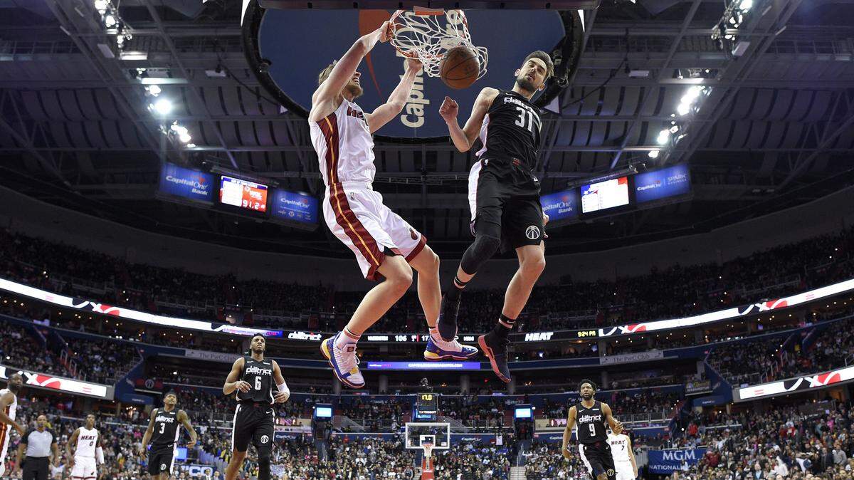 Miami Heat forward Kelly Olynyk, left, dunks against Washington Wizards guard Tomas Satoransky (31) during the second half of an NBA basketball game, Saturday, March 23, 2019, in Washington. The Heat won 113-108. (AP Photo/Nick Wass)