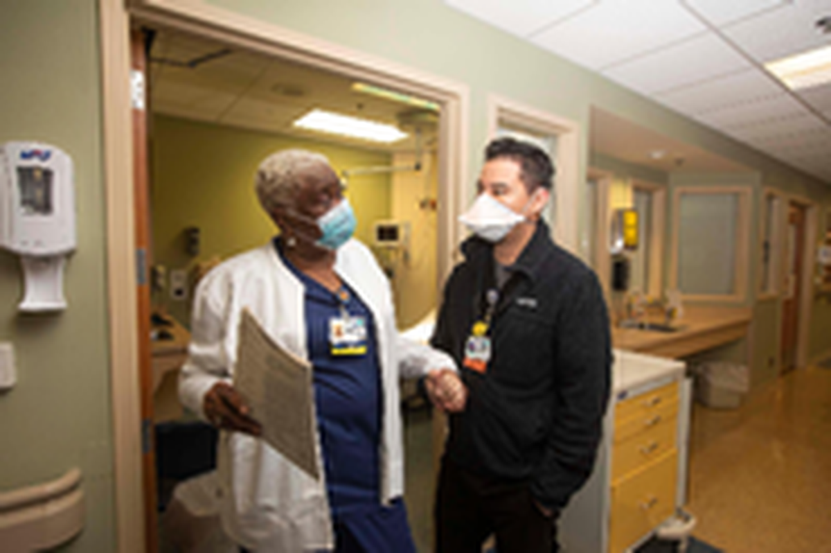 Barbara Williams, an RN at Memorial Hospital Miramar who chairs the emergency department’s process improvement team, talks with Dr. Chad Lee, an emergency room doctor at the hospital.