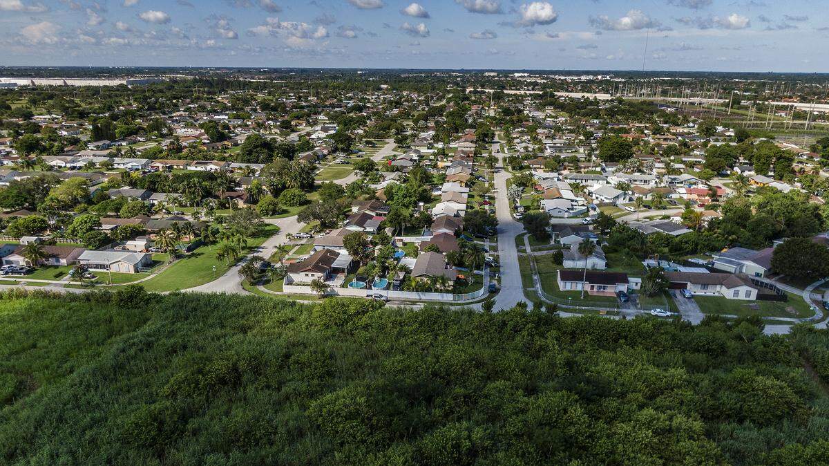 Vista de un barrio junto a extensos campos de cultivo, ubicado en 26100 SW 112th Ave., Homestead, que forma parte de un plan para ampliar el límite de desarrollo urbano, convirtiendo tierras agrícolas en un parque industrial de 9 millones de pies cuadrados cerca de Homestead. 