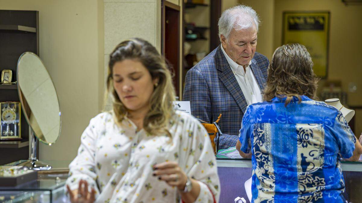 Eddie Snow helps a customer at Snow's Jewelers on Friday, Jan. 9, 2025, in Coral Gables, Fla. The jewelry shop, which has operated for more than 50 years, is closing its Miracle Mile location as owners Eddie and Judy prepare to retire in April.