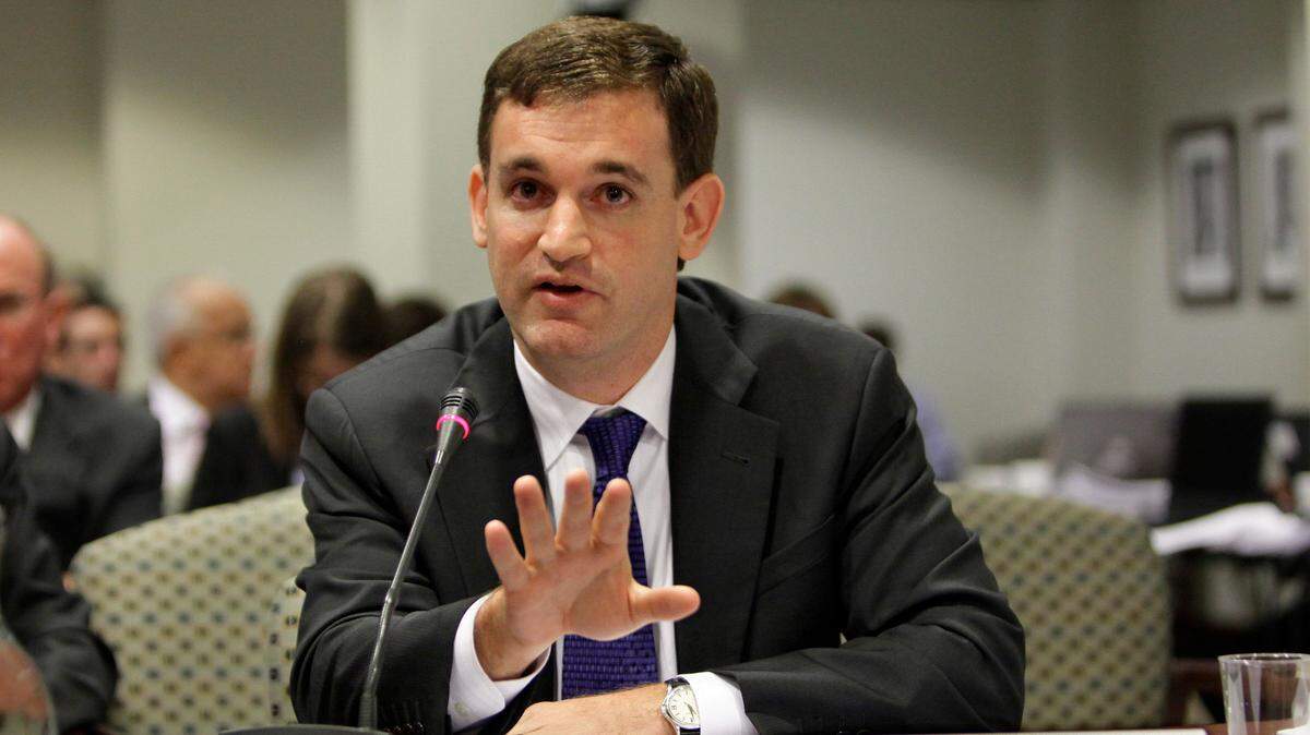En una foto de archivo de 2009, John Arnold, entonces director del fondo de cobertura Centaurus Advisors de Houston, declarando ante una comisión en Washington DC. Desde entonces se ha convertido en un filántropo cuya empresa ha desarrollado un software de evaluación de riesgos que se espera que Miami-Dade comience a usar este año, en un intento de reforma del sistema de fianzas, uniéndose a varios condados y ciudades que también lo  usan.