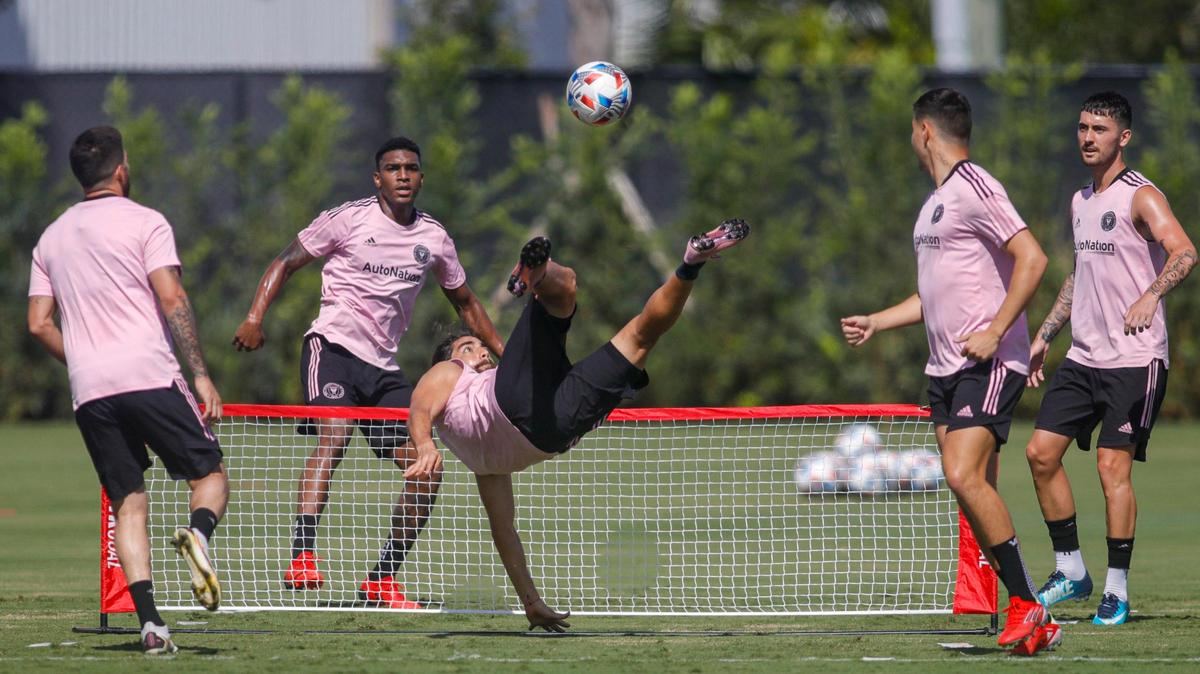 El mediocampista del Inter Miami CF Rodolfo Pizarro, centro, remata de chilena durante una sesión de entrenamiento en las instalaciones del equipo en Fort Lauderdale, Florida, el jueves 15 de julio de 2021.