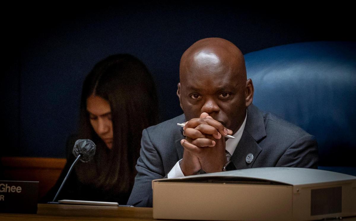Miami, Florida, 6 de septiembre de 2023 - El comisionado del Condado Miami-Dade Kionne L. McGhee escucha a los oradores durante la parte de comentarios públicos de una reunión de la comisión. Los comisionados de Miami-Dade aceptaron la solicitud de McGhee para retrasar una votación sobre si el parque acuático Miami Wilds, el proyecto con fines de lucro afuera del Zoo Miami, puede seguir adelante. Grupos ecologistas dicen que destruirá el hábitat de murciélagos en peligro de extinción y otras especies. Los urbanizadores le llaman un impulso al zoológico que no dañará a la naturaleza.