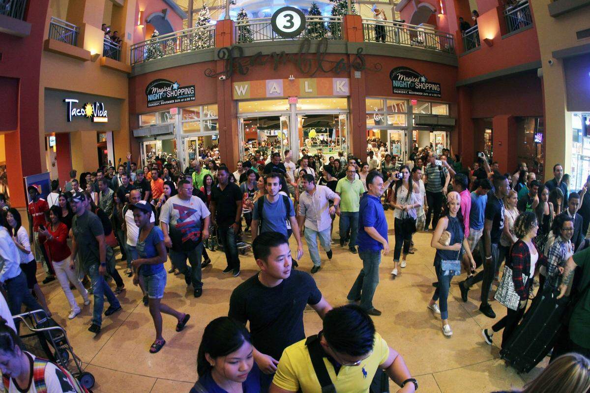 Black Friday shoppers at the Dolphins Mall in 2015.