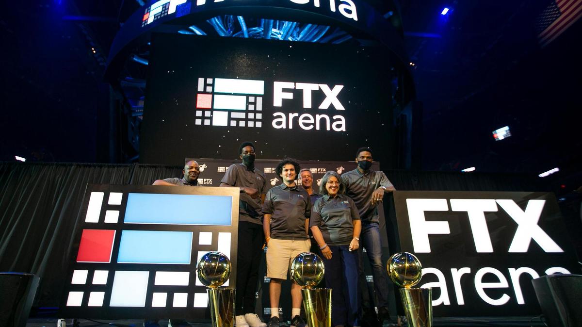 De izquierda a derecha: Jason Jackson, jugador de los Heat; Bam Adebayo; el presidente ejecutivo de FTX, Sam Bankman-Fried; el presidente de operaciones comerciales de los Heat, Eric Woolworth; la alcaldesa de Miami-Dade, Daniella Levine Cava, y el jugador de los Heat Udonis Haslem, asistieron a la rueda de prensa en la que se anunció formalmente que la sede de los Miami Heat se llamará FTX Arena, en el downtown de Miami, Florida, el 4 de junio de 2021.