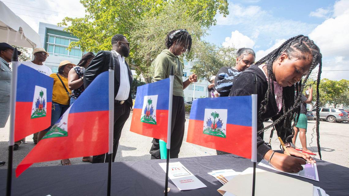 Kenysha Seide (derecha) se inscribe en el evento Faith in Florida en North Miami.
