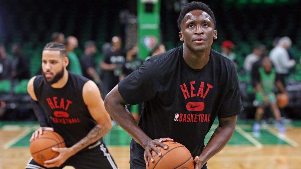 El escolta del Miami Heat Victor Oladipo (4) y el alero Caleb Martin (16), a la izquierda, calientan antes del inicio del Juego 4 de las Finales de la Conferencia Este en el TD Garden de Boston el 23 de mayo de 2022.