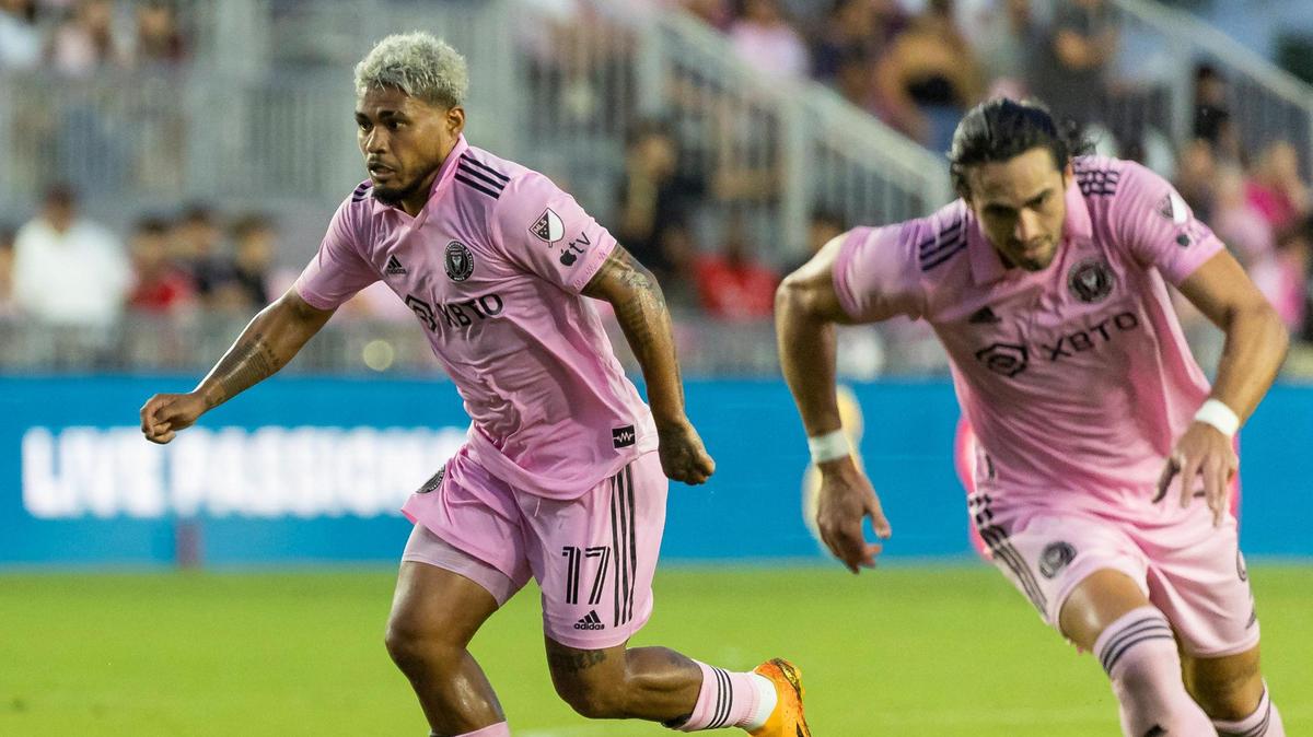 El jugador del Inter Miami Josef Martínez (izq.) conduce la pelota en el partido ante Orlando City, celebrado en el DRV PNK Stadium en Fort Lauderdale, Florida.