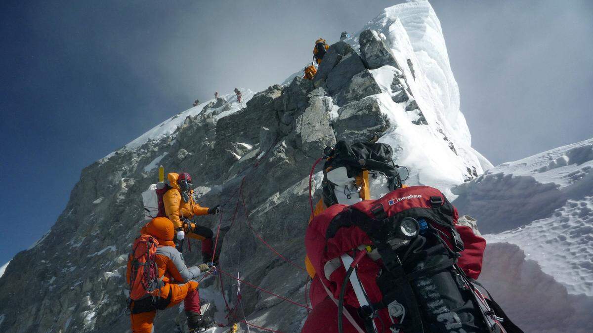 climb mount everest nepal