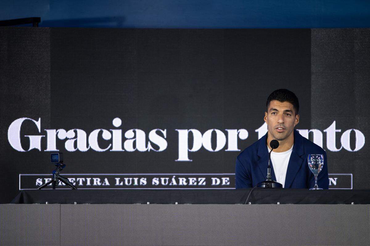 02 September 2024, Uruguay, Montevideo: Luis Suárez during a press conference at the Estadio Centenario with a sign saying “Thank you for everything”. The Uruguayan star striker Luis Suárez has announced his retirement from the national team. Photo: Santiago Mazzarovich/dpa/Sipa USA