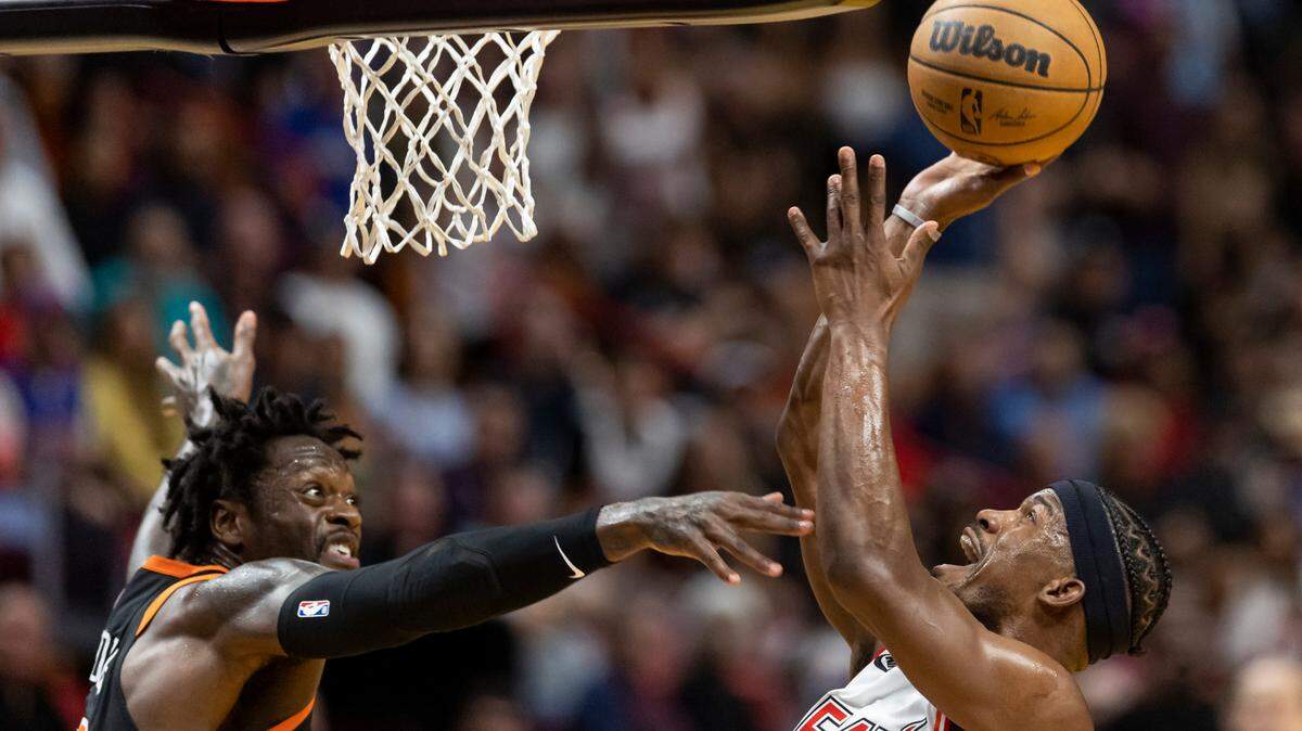 El delantero del Heat, Jimmy Butler (der.), anota ante la marca de Julius Randle, de los Knicks de New York, en el partido celebrado el 3 de marzo de 2023 en Miami.