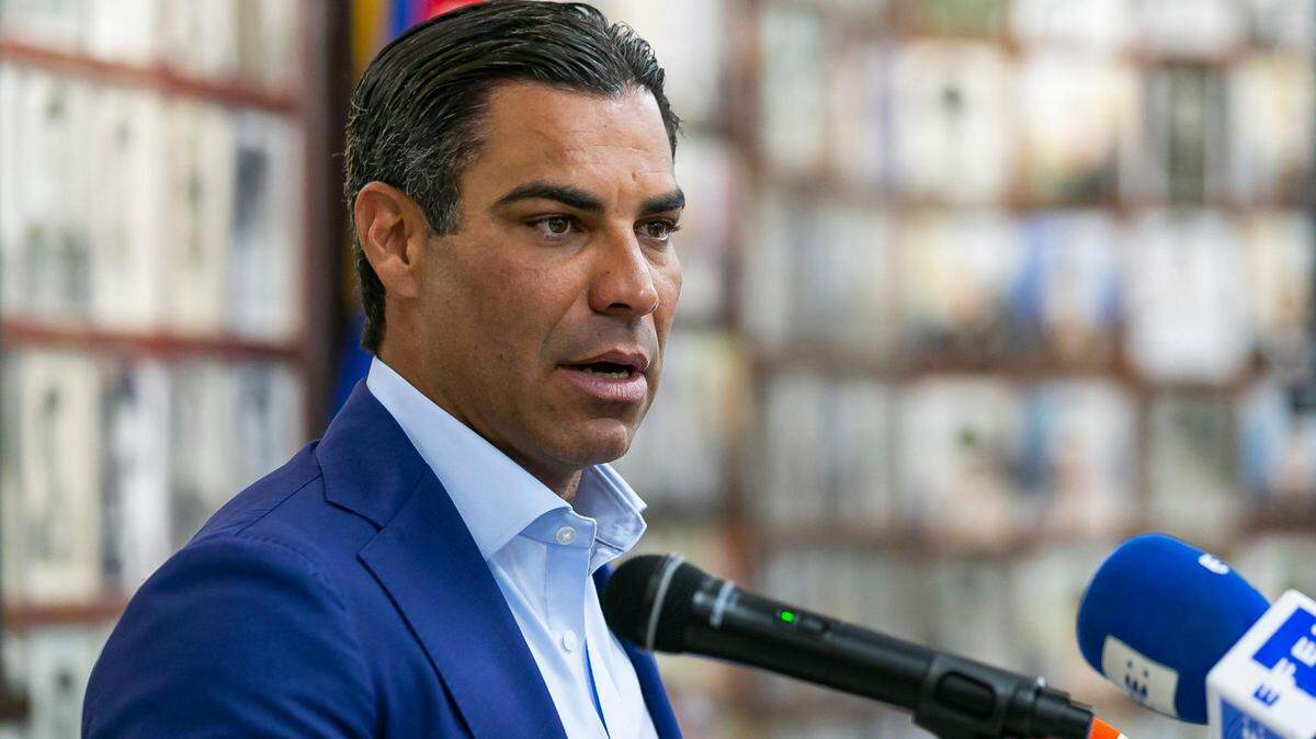 El alcaldede Miami, Francis Suárez, habla durante una conferencia de prensa el lunes 11 de julio de 2022, en Miami, Florida.