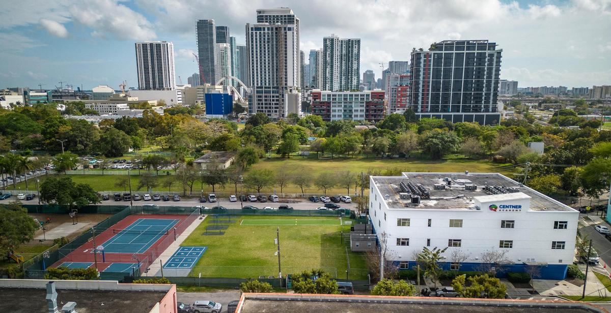 Vista aérea del campus de la escuela secundaria y preparatoria Centner Academy (frente), en 1911 NE Miami Ct, ubicado directamente frente al Biscayne Park, propiedad de la ciudad, en 150 NE 19 Street, el martes 5 de marzo de 2024. La Comisión de Miami podría cancelar un acuerdo para permitir que los propietarios de la escuela privada construyan una instalación deportiva cubierta en el terreno de la ciudad.