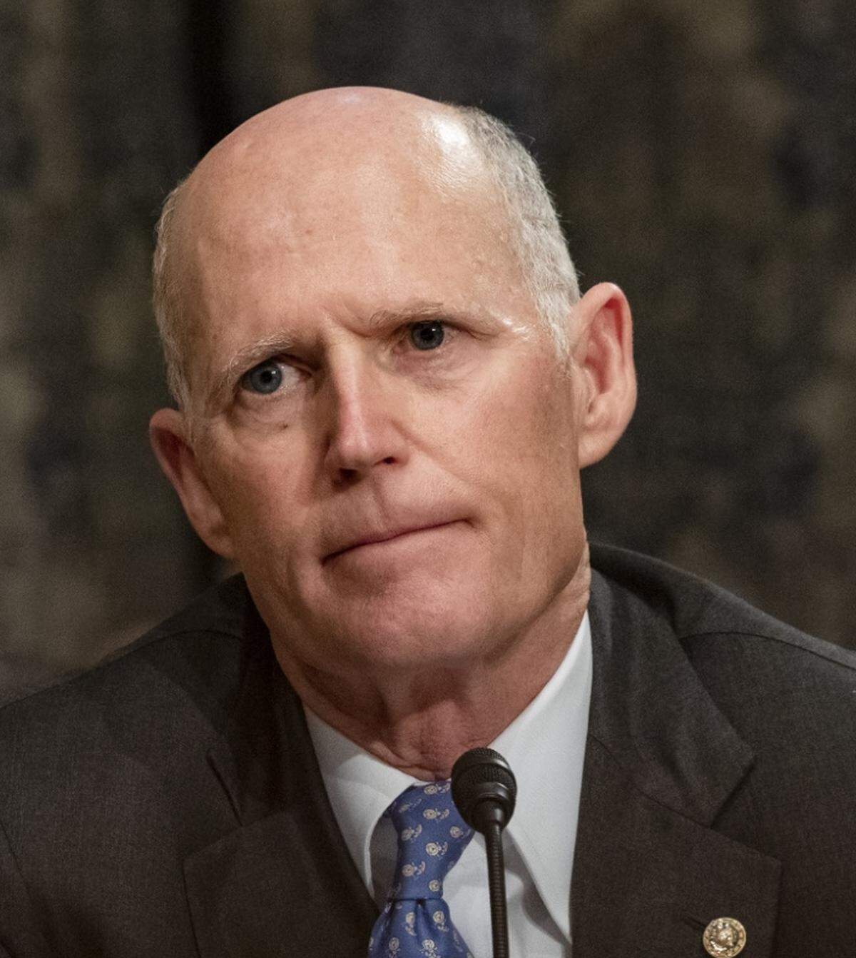 Sen. Rick Scott Scott took an implicit poke at Gov. Ron DeSantis over the dissemination of information in the case of a Lee County resident who died of COVID-19. “We didn’t know there was even a presumptive case,” Scott said. But DeSantis’ spokeswoman said the governor did not learn of the woman’s positive coronavirus test until a day after she died.