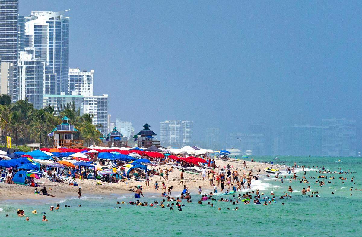 Los asistentes a la playa disfrutaron de un día soleado y caluroso en Sunny Isles Beach mientras la pandemia de coronavirus continúa, el domingo 6 de septiembre de 2020.