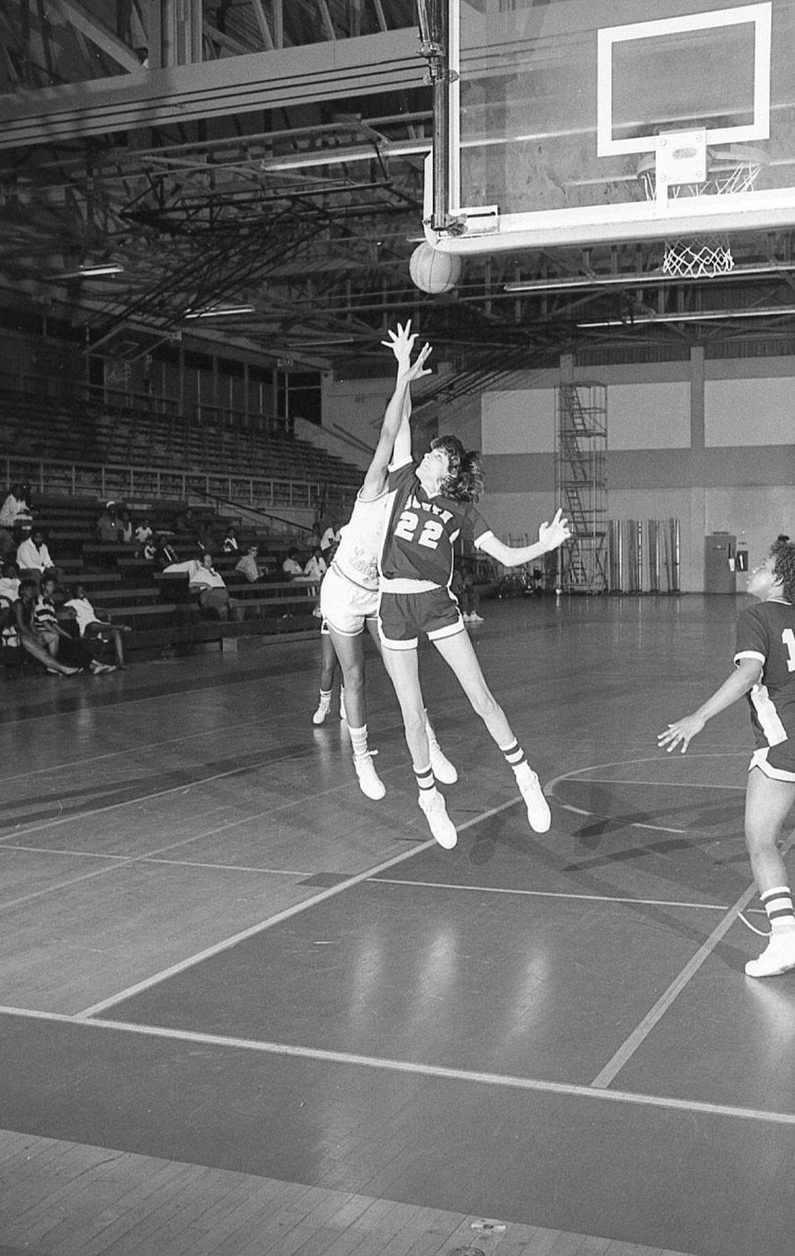 Madeline Pumariega playing basketball at MDC, Kendall campus
