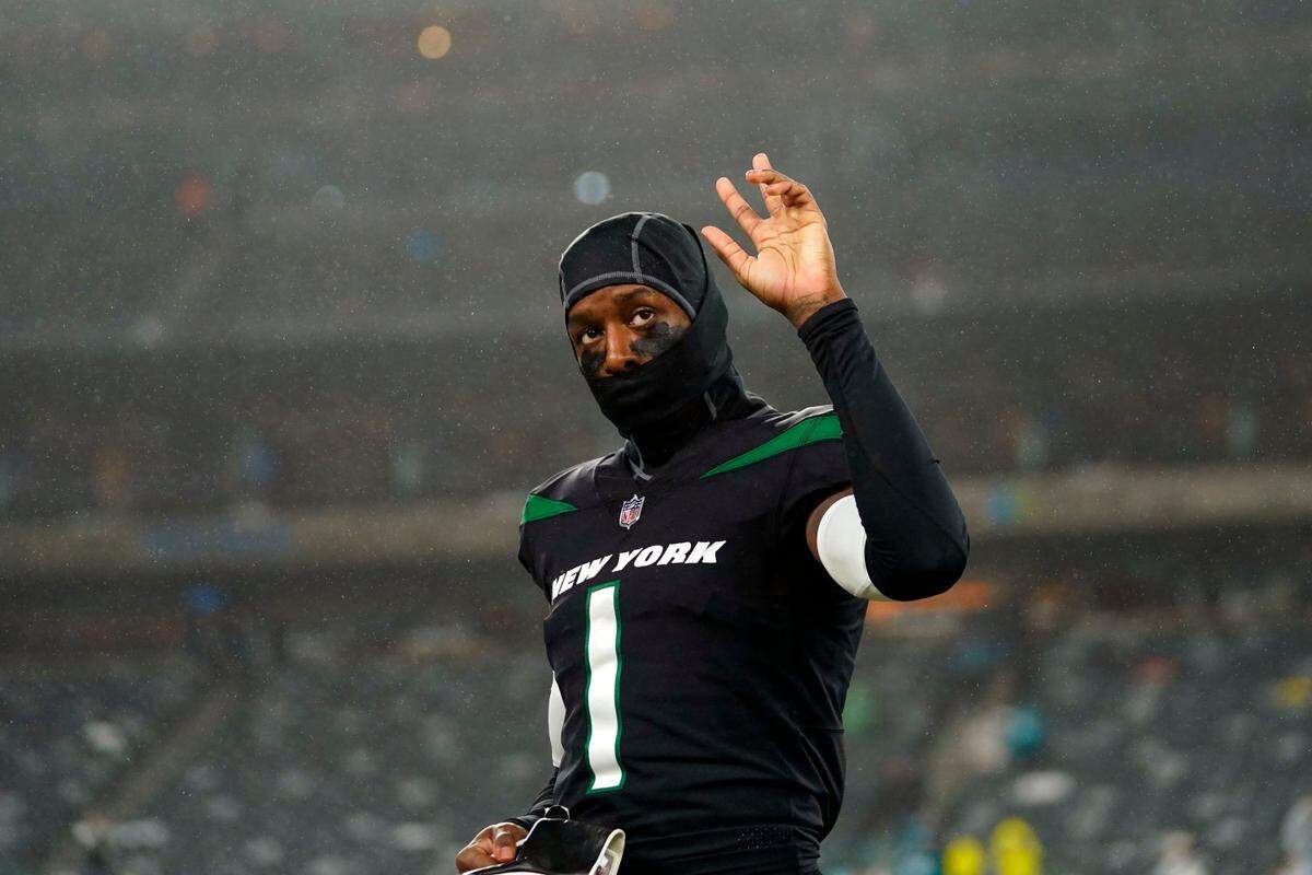 New York Jets cornerback Sauce Gardner (1) waves to the crowd as he walks off the field. The Jaguars defeat the Jets, 19-3, at MetLife Stadium on Dec. 22, 2022, in East Rutherford. Nfl Ny Jets Vs Jacksonville Jaguars Jaguars At Jets