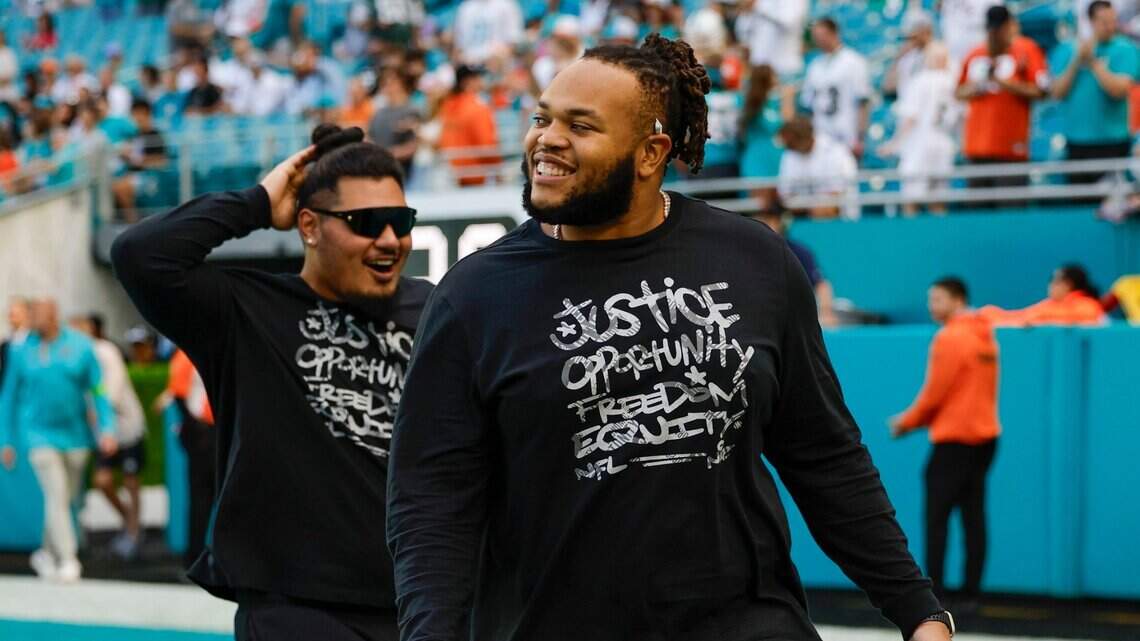 Right guard Robert Hunt leaving Dolphins for reported $100 million deal